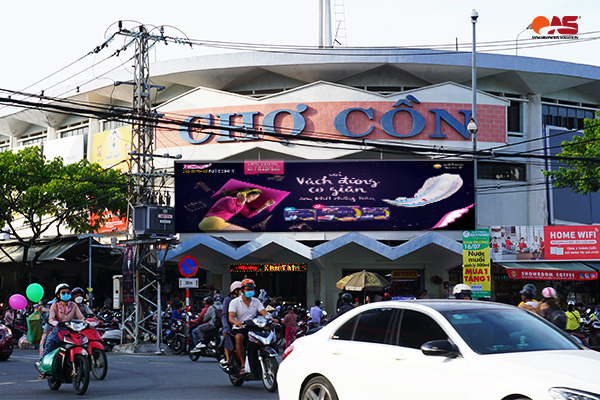 Chợ Cồn Đà Nẵng tọa lạc tại nút giao thông vô cùng đắc địa với đông đúc người qua lại