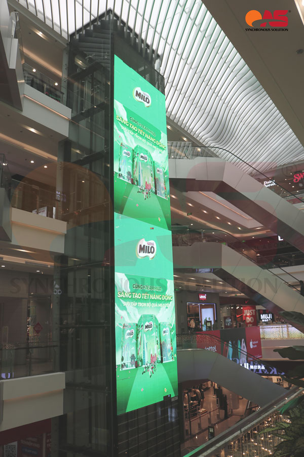 Nhãn hàng Milo trên màn hình LED trong nhà tại Vincom Center Liễu Giai