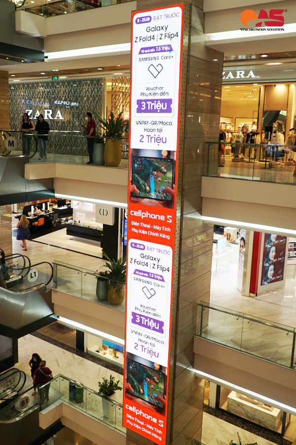 Nhãn hàng CellphoneS nổi bật tại sảnh Shopping Mall Vincom Đồng Khởi